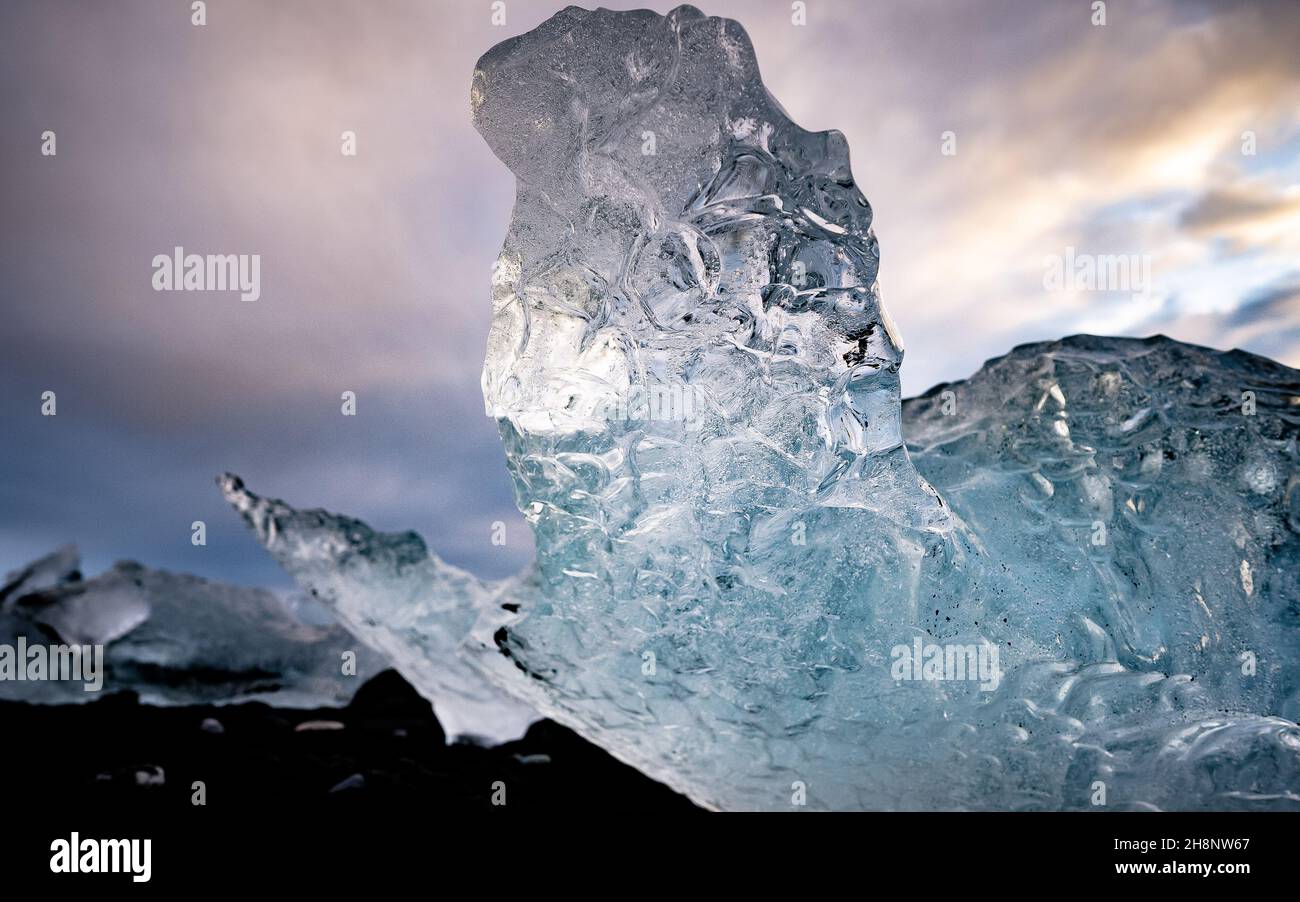 Un gros plan sur une structure de glace, sur la plage de sable noir en Islande, plage de diamants. Banque D'Images