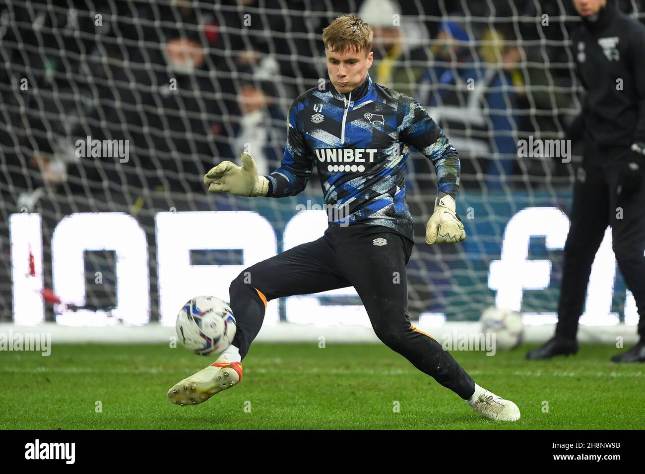 DERBY, GBR.29 NOV. Le gardien de but de Derby County U23 Harrison Foulkes lors de l'échauffement avant le match du championnat Sky Bet entre Derby County et Queens Park Rangers au Pride Park, Derby le lundi 29 novembre 2021.(Credit: Jon Hobley | MI News) Credit: MI News & Sport /Alay Live News Banque D'Images