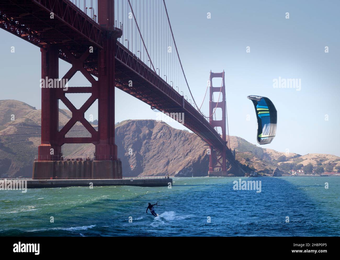 San Francisco, Etats-Unis: 22 juin 2017: Kitesurf sous le Golden Gate Bridge.San Francisco, Californie Banque D'Images