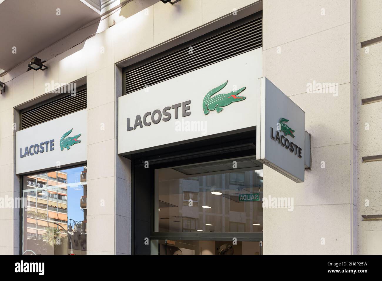 VALENCE, ESPAGNE - 01 DÉCEMBRE 2021 : Lacoste est une entreprise française de vêtements qui vend des vêtements et des accessoires haut de gamme Banque D'Images