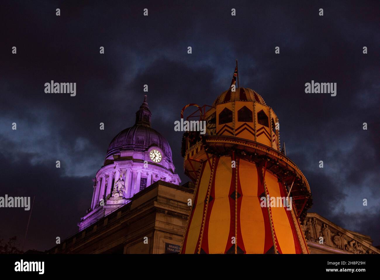 Regarder un Helter Skelter et le dôme de la Maison du Conseil dans le cadre de Noël à Nottingham City, dans le Notinghamshire Angleterre Royaume-Uni Banque D'Images