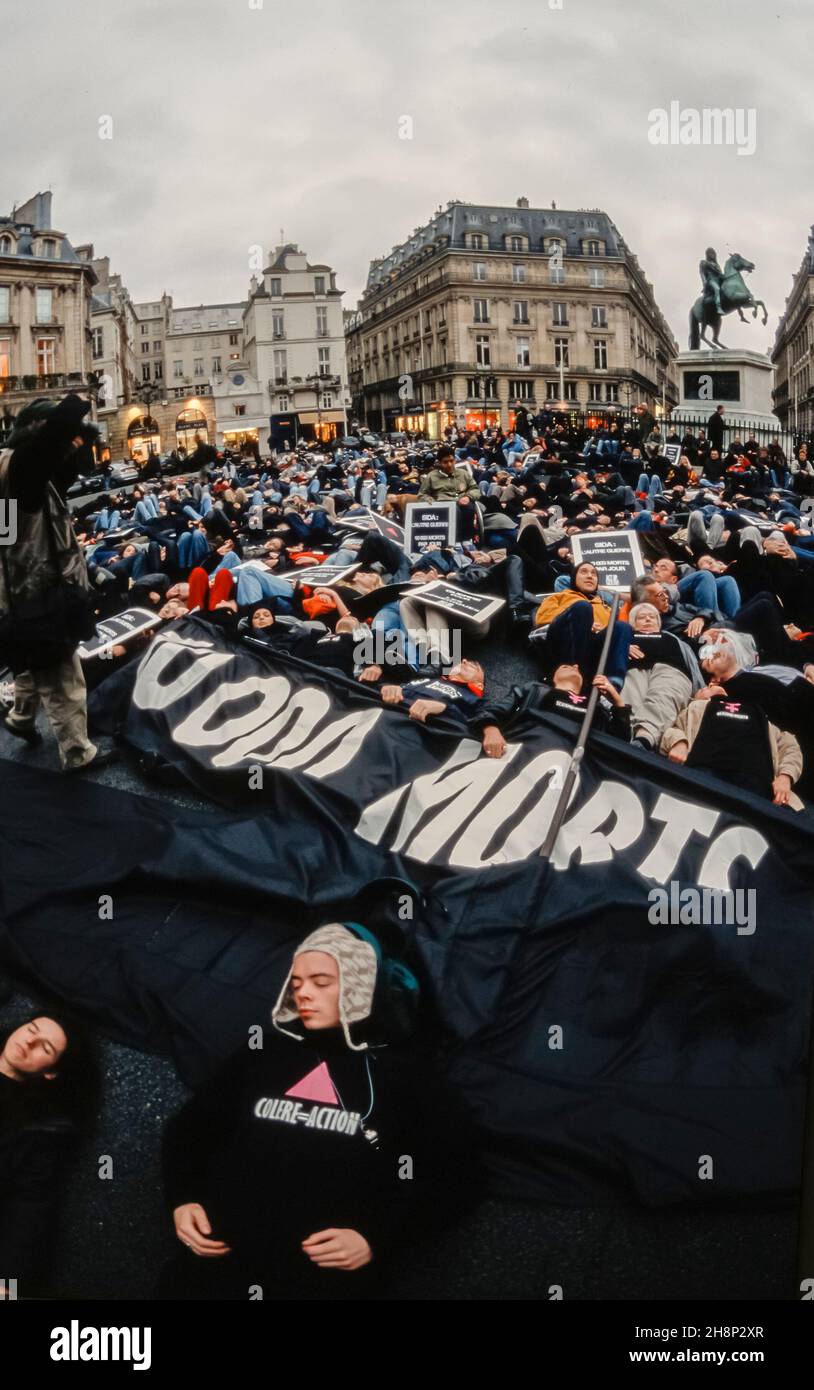 Paris, France, les militants du SIDA de la foule agissent à Paris les ONG défilant en posant, scène 'dé-in' sur la place des victoires avec Pierre Bergé, pose de flashmob Banque D'Images