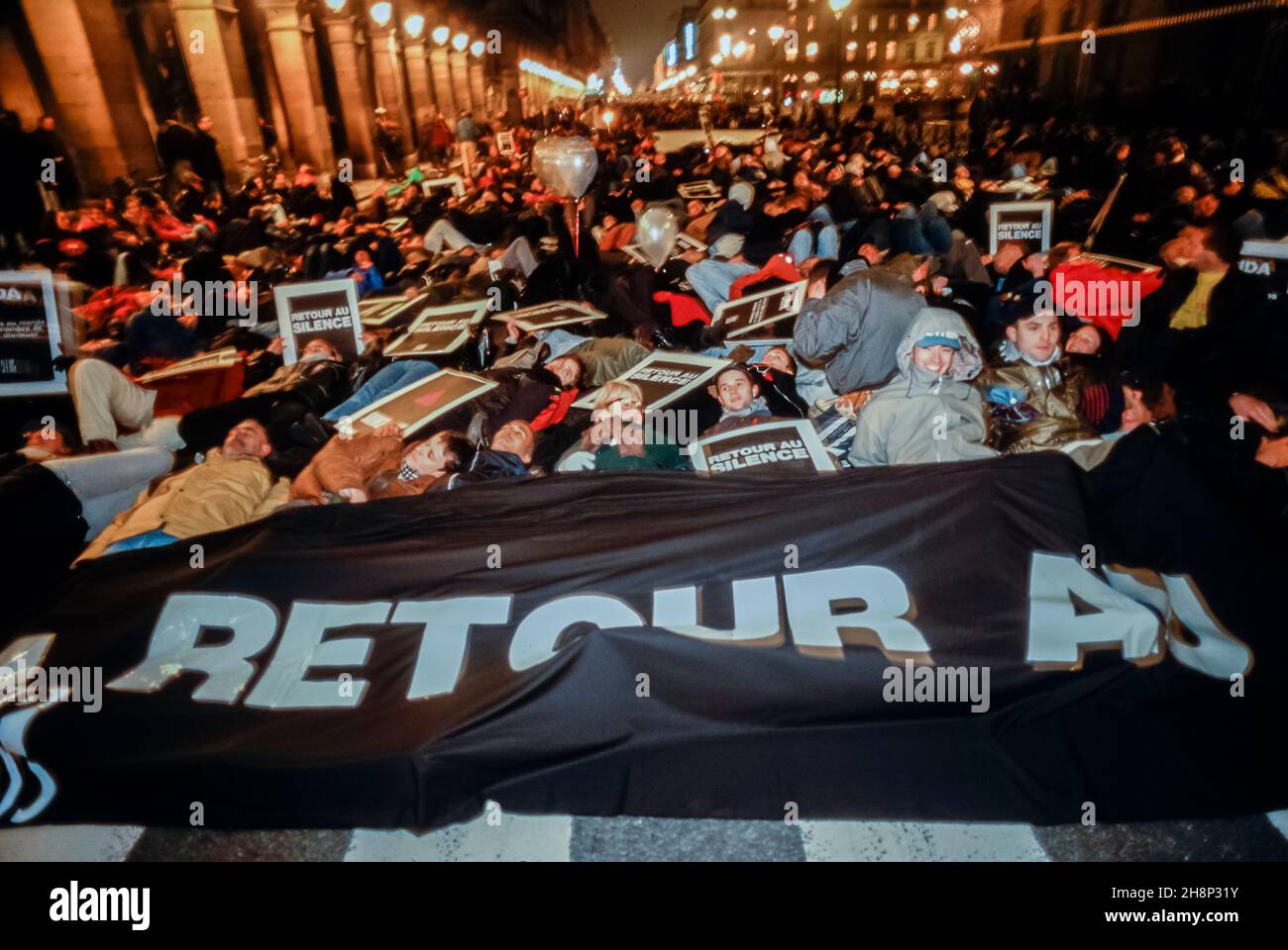 Paris, France, foule, militants du SIDA, ACT Up ONG Paris, manifestation « à mort » dans la rue « Journée mondiale du SIDA », 1 décembre, slogans « SIDA : Retour au silence » (SIDA : retour au silence) Banque D'Images