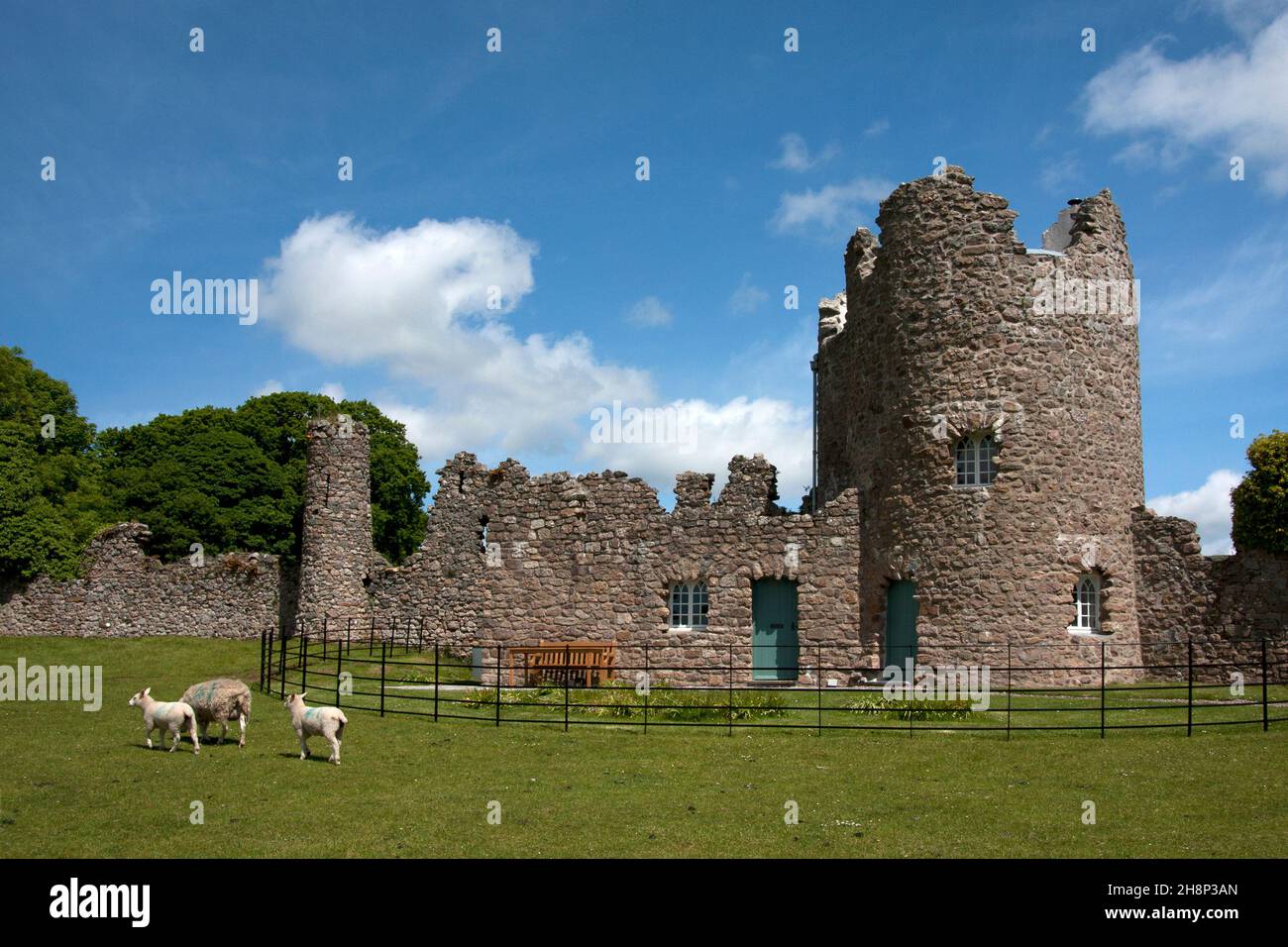 Le Gatehouse, le château de Penrice, la péninsule de Gower, Swansea, pays de Galles du Sud,Construit comme une folie gothique extravagante dans les années 1790 pour avoir l'apparence d'un RU Banque D'Images