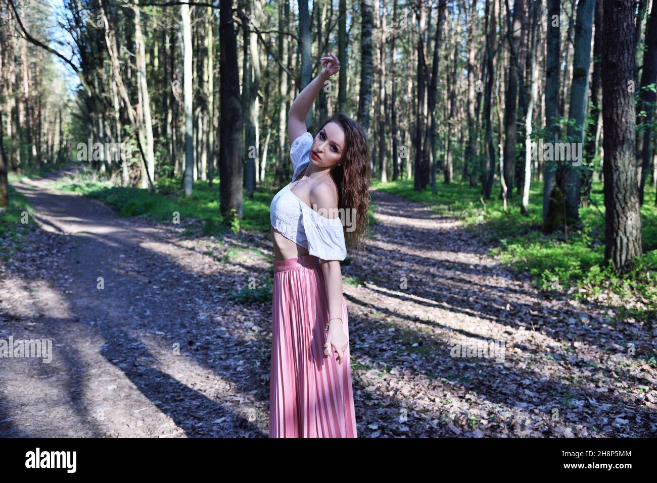 Jolie, jeune femme posant dans la forêt.Environnement vert au printemps en Pologne. Banque D'Images