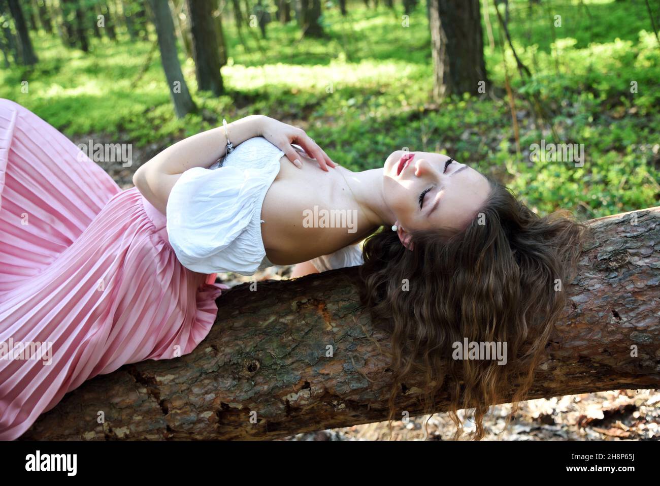 Jolie, jeune femme posant dans la forêt.Environnement vert au printemps en Pologne. Banque D'Images