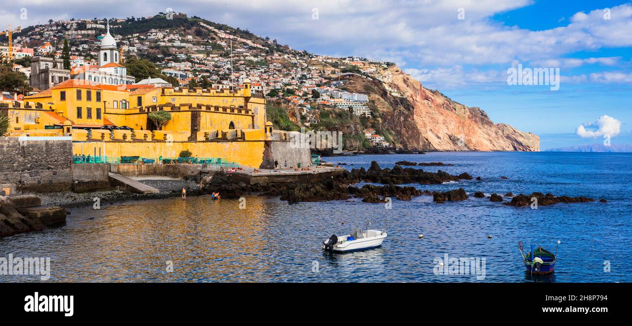 Île de Madère.Vue sur la ville de Funchal depuis le bord de mer vers la forteresse de Sao Tiago et la plage de la ville.Portugal Voyage et sites touristiques Banque D'Images