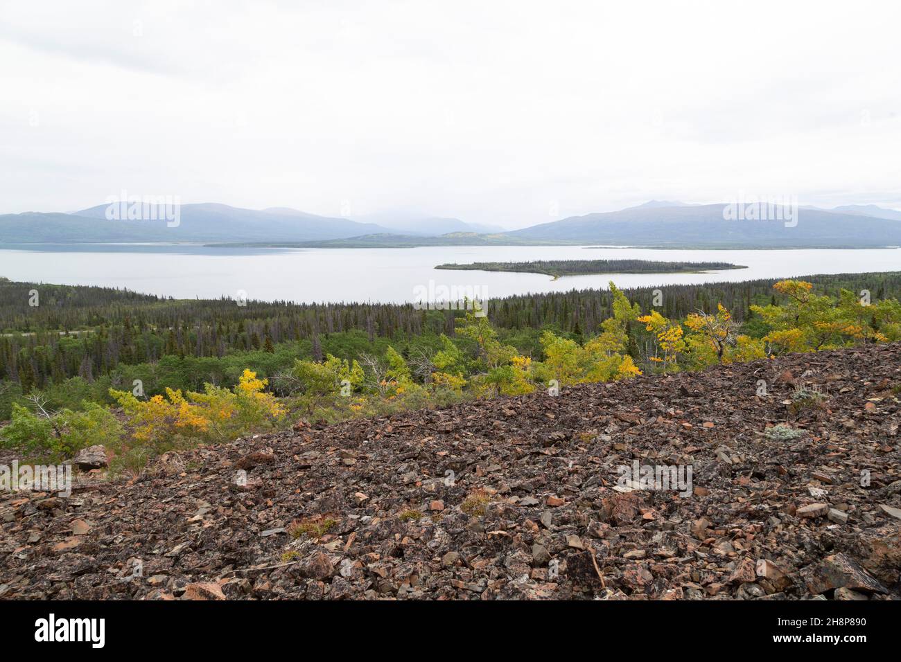 Lac Dezadeash, au Yukon, Canada.Le lac borde le parc national et la réserve Kluane. Banque D'Images