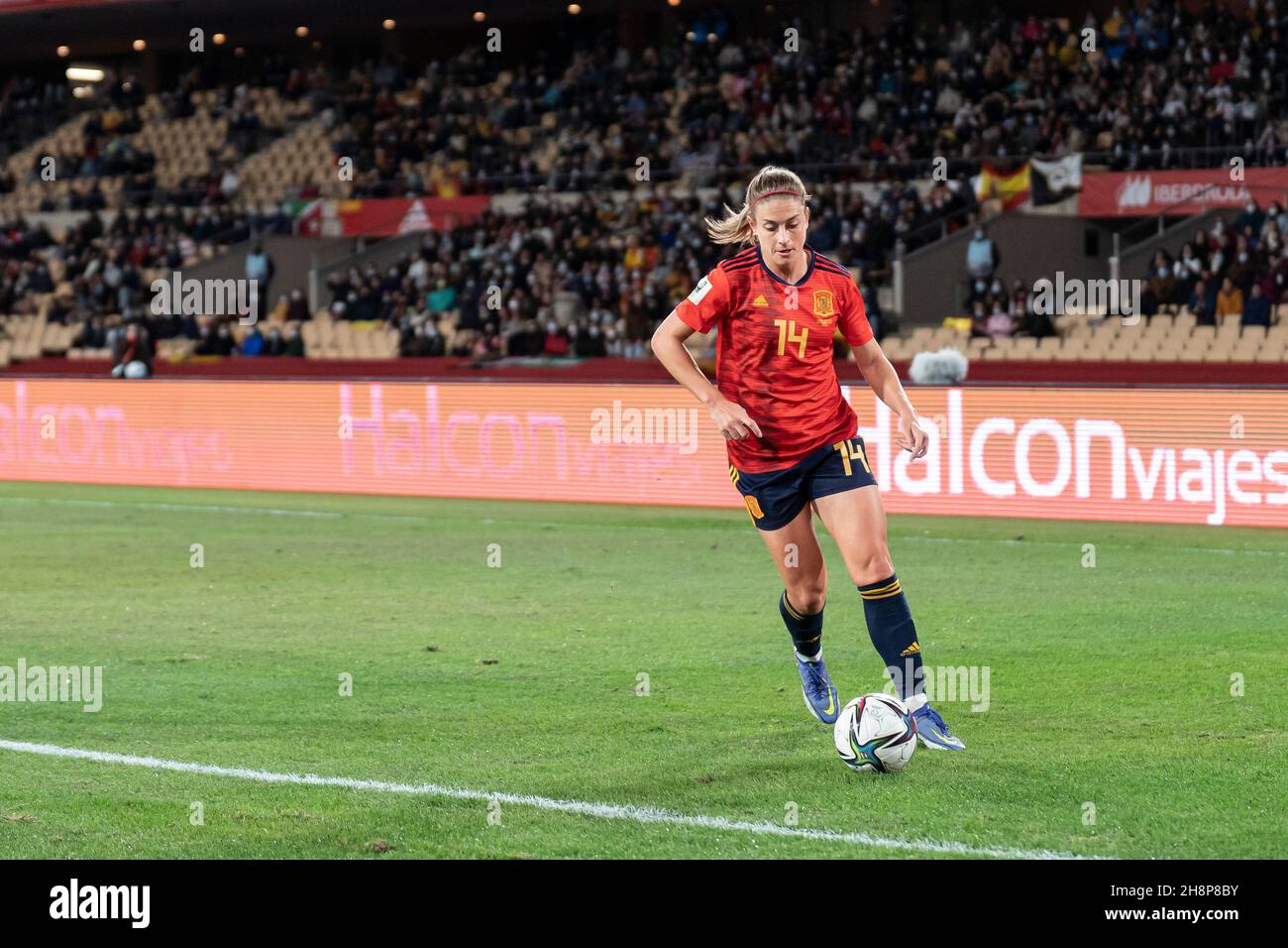 Alexia Putellas jouant au football avec l'équipe féminine espagnole au stade Cartuja à Séville, en Espagne Banque D'Images