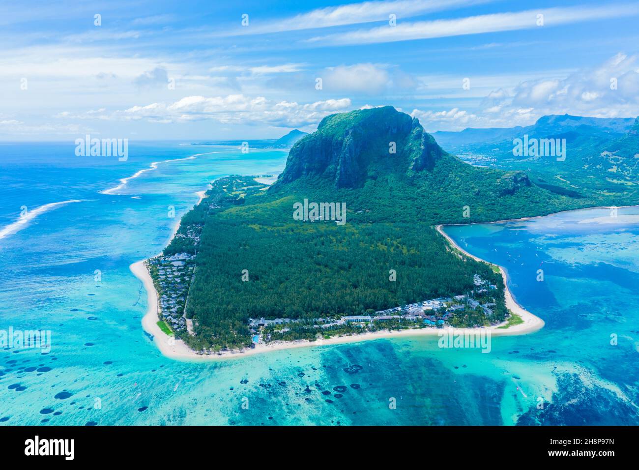 Vue aérienne de l'île Maurice et du célèbre mont le Morne Brabant, magnifique lagon bleu et chute d'eau sous-marine Banque D'Images