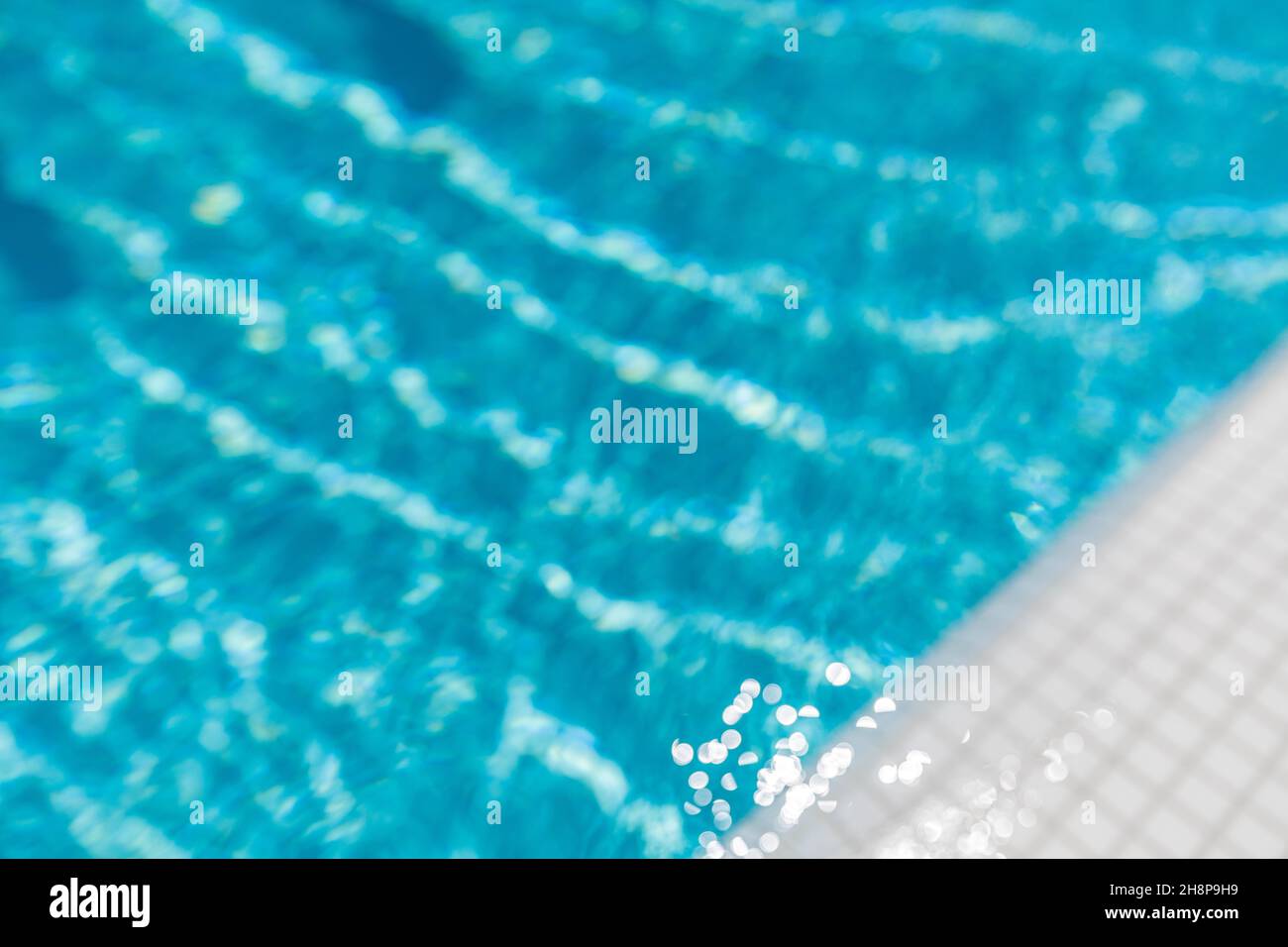 Surface de la piscine bleue. Sports nautiques d'été, arrière-plan de loisirs. Texture de la surface de l'eau, bleu turquoise vif vif ensoleillé gros plan. Détendez-vous Banque D'Images