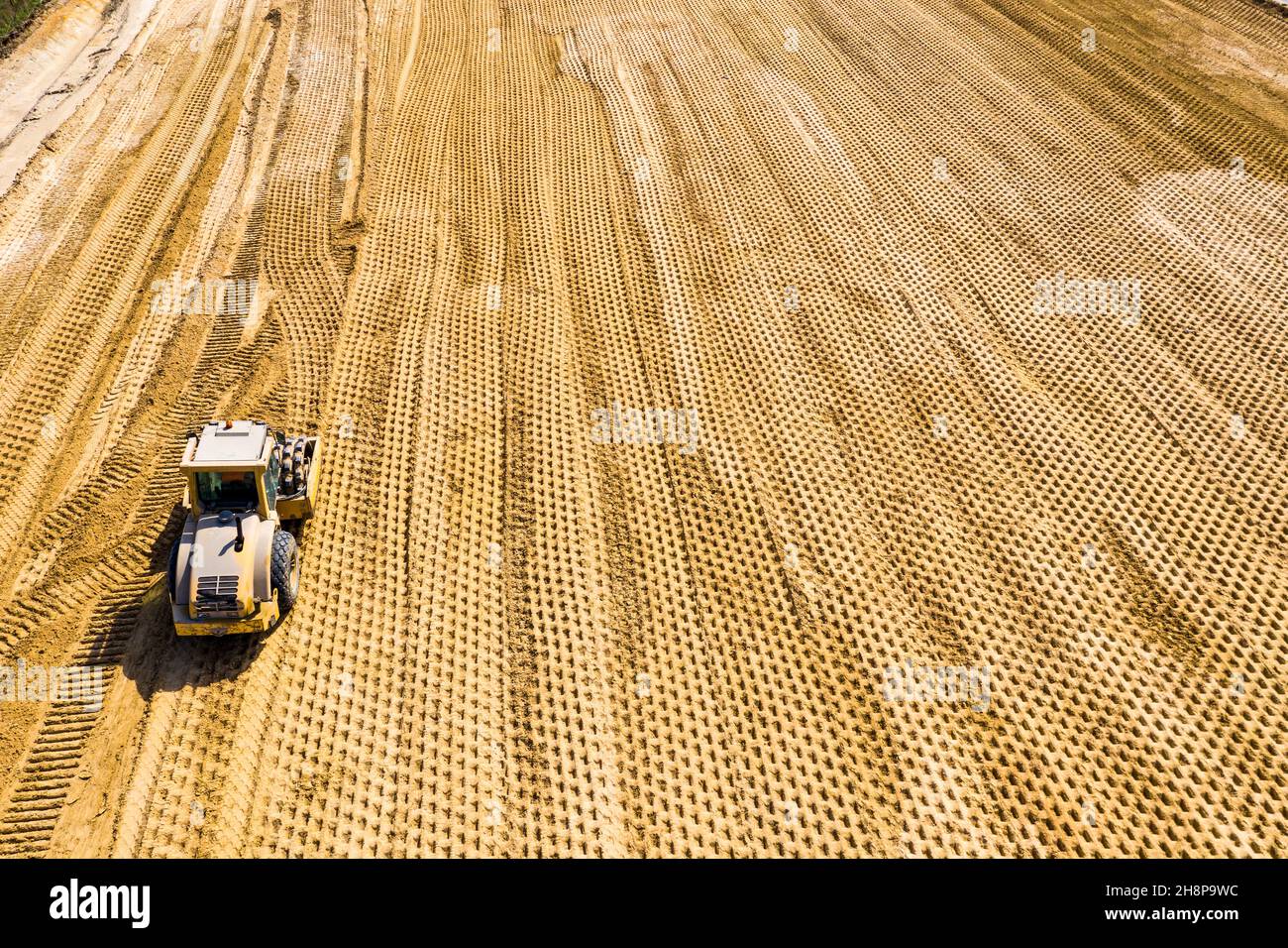 Vue aérienne, Close up détails du chantier de construction routière - machines industrielles, de compacteur de sol Banque D'Images
