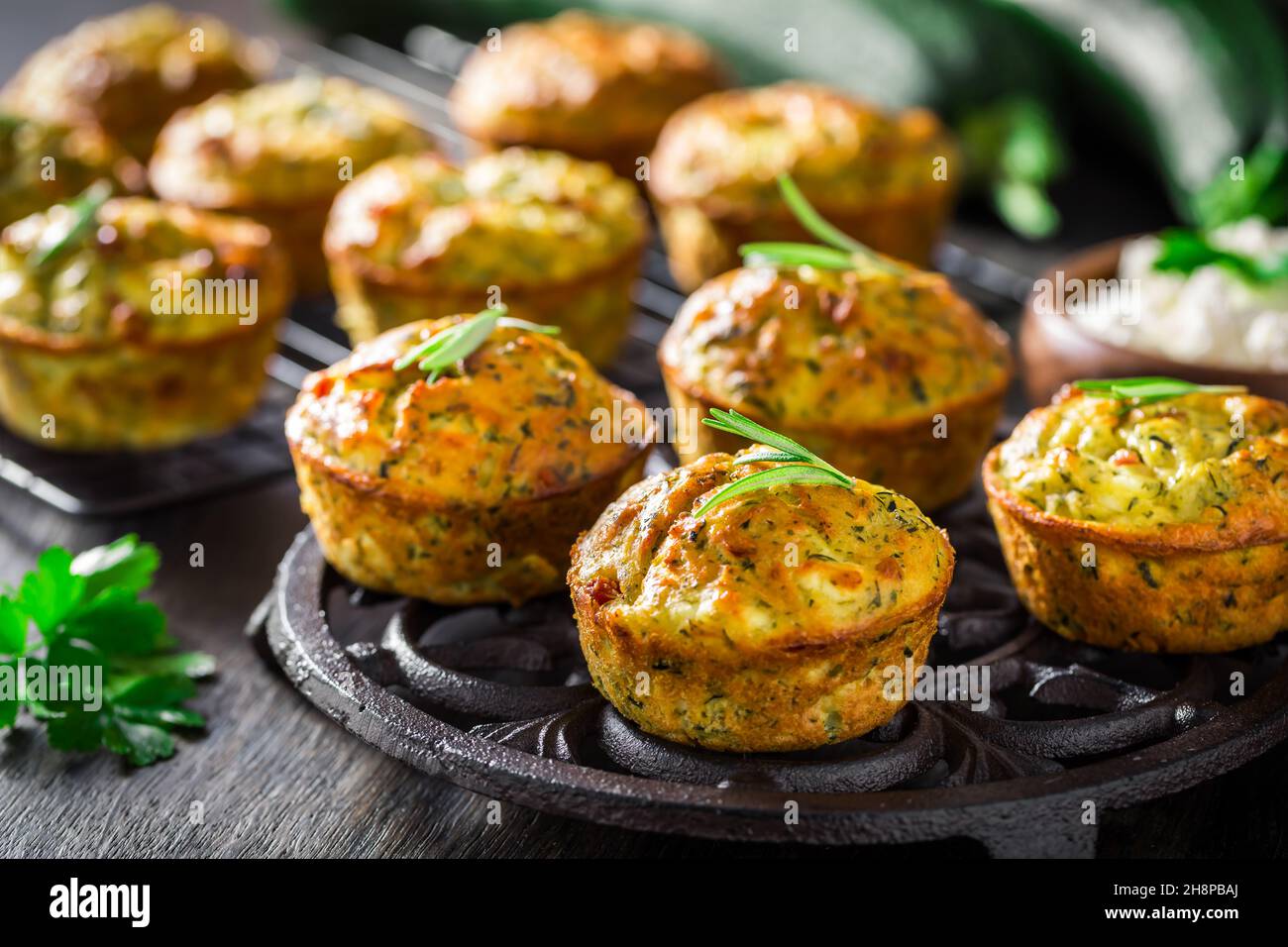 Muffins à la courgette maison au fromage feta, courgette savoureuse aux ingrédients Banque D'Images