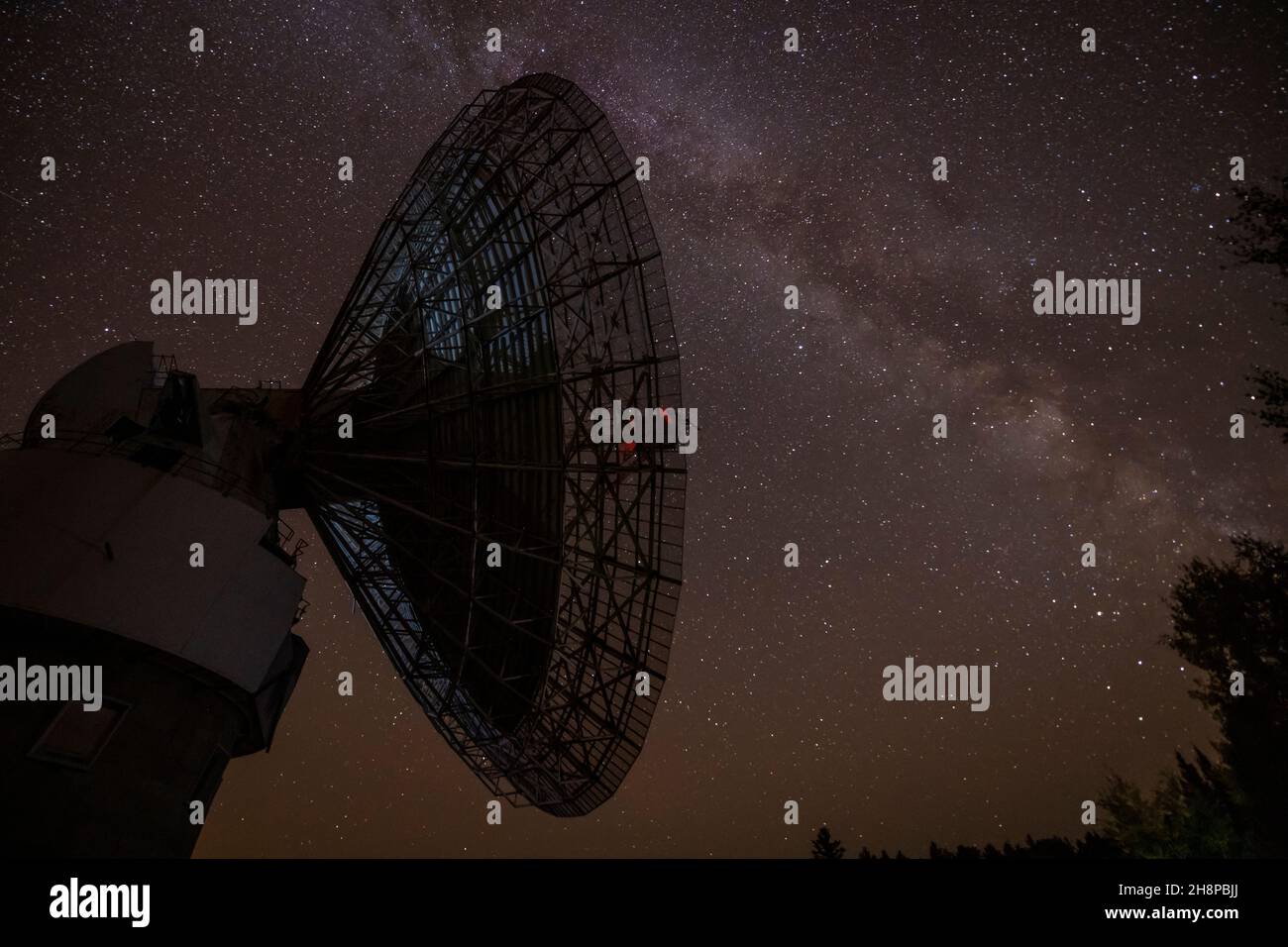 L'Observatoire de radio Algonquin (ARO) est un plat de nuit avec la voie lactée, parc provincial Algonquin, Ontario, Canada Banque D'Images