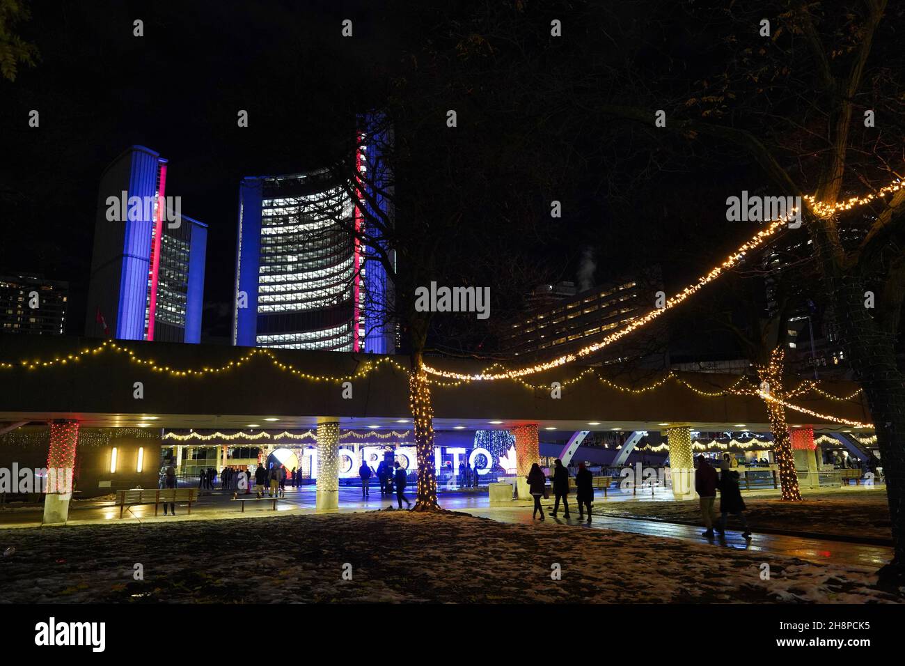 Toronto, Canada - le 30 novembre 2021 : la place de l'hôtel de ville de Toronto est illuminée de lumières vives en couleurs alternées pour la saison de Noël. Banque D'Images