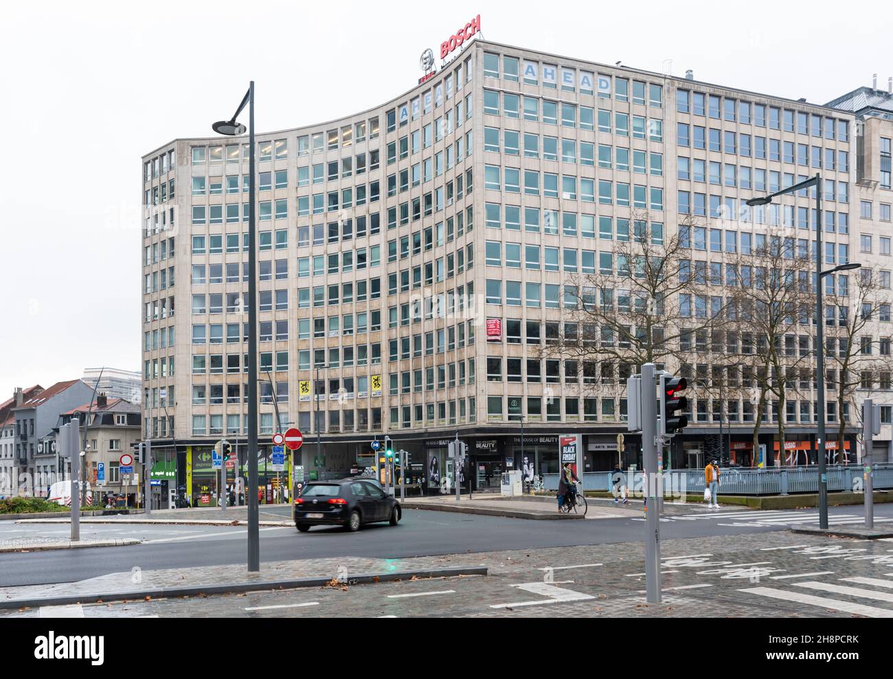 Saint-Josse, région de Bruxelles-capitale, Belgique- 11 26 2021: Place Madou avec la construction du parti politique de droite Vlaams Belang Banque D'Images