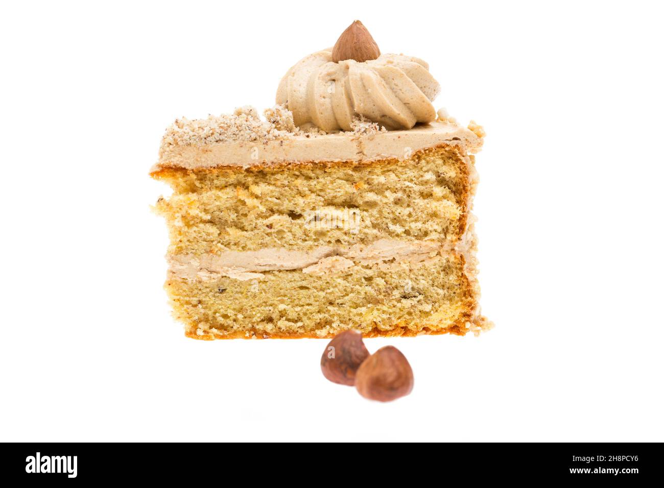 un petit morceau de gâteau aux noix avec des noix à l'avant isolé sur fond blanc un, morceau, noix, tarte, gâteau,Gâteau aux noix, fond blanc, noisette Banque D'Images