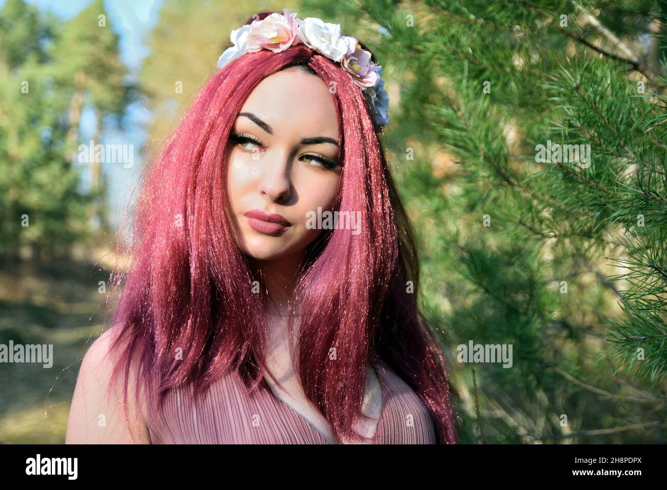 Modèle féminin en forêt, séance photo de jour.Jeune femme aux cheveux rouges, style princesse. Banque D'Images