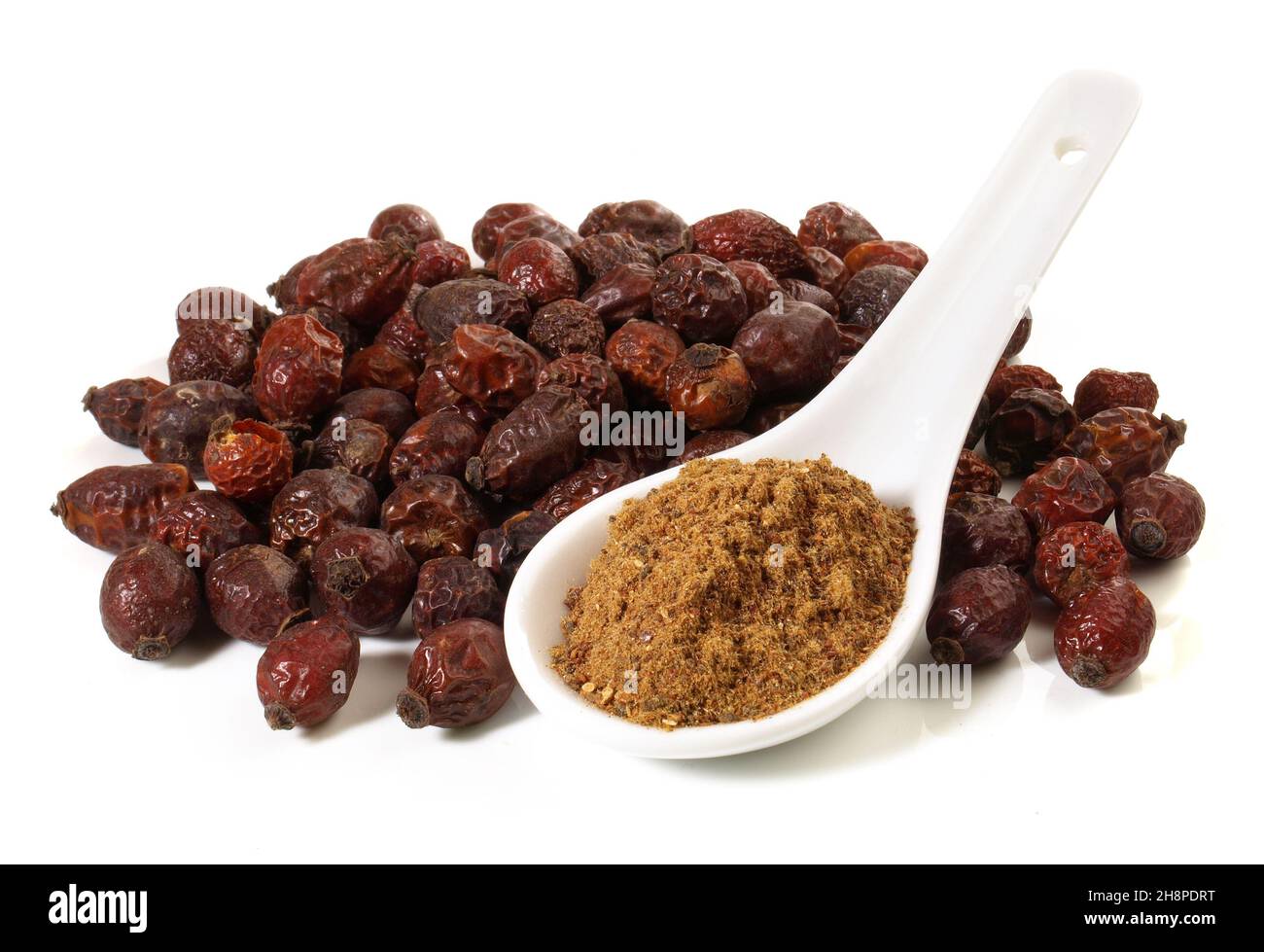 Rosènehip séché avec poudre de fruit isolée sur fond blanc Banque D'Images