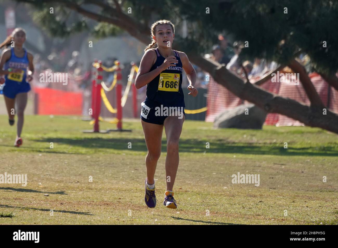 Leisel Blau (1686) des préparées Margarets-SS se classe troisième dans la course de Division 5 féminine en 18:30.4lors des Championnats de Cross Country CIF à Woodward Park, samedi 27 novembre 2021, à Fresno, Etalonnage Banque D'Images