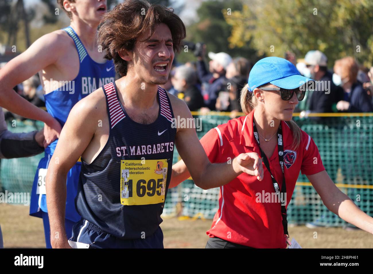 Aiden Momtaz (1695) de membres Margarets-SS est assisté par Alison Bartosch après la course de Division 5 garçons lors des Championnats de Cross Country de la CIF à Woodward Park, samedi 27 novembre 2021, à Fresno, Etalonnage Banque D'Images