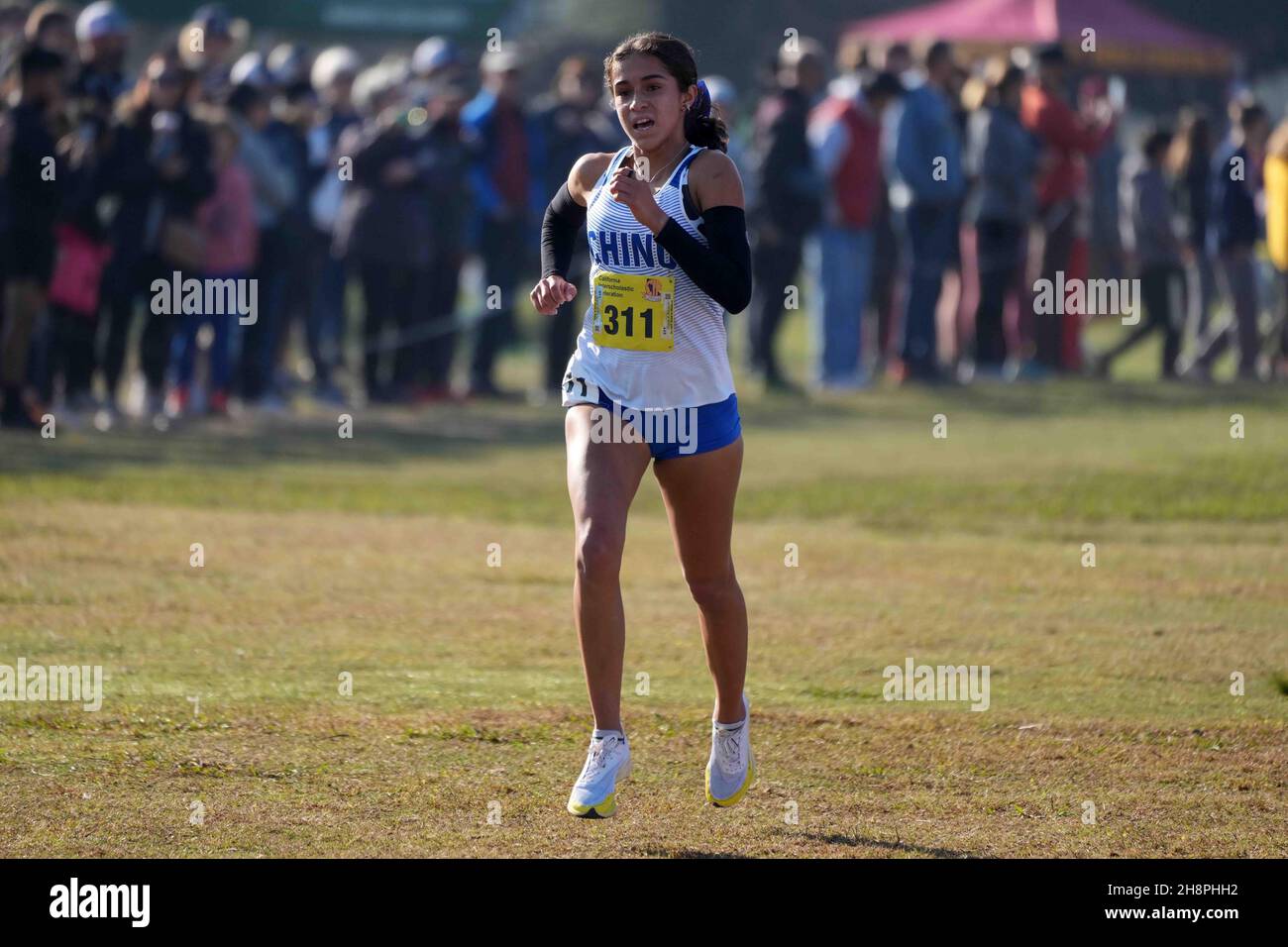 Mia Chavez (311) de Chino-SS se classe quatrième dans la course de division 3 filles lors des Championnats de cross-country de l'État CIF à Woodward Park, samedi 27 novembre 2021, à Fresno, Etalonnage Banque D'Images