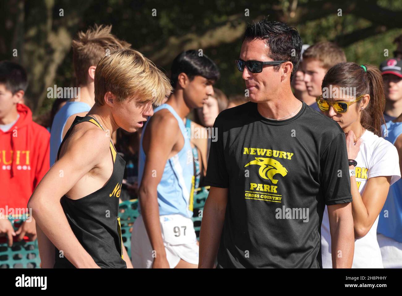 Sean Brosnan, entraîneur des Panthers de Newbury Park (à droite), discute avec Aaron Sahlman (1140 ans) de Newbury Park-SS avant le début de la course garçons de Division I lors des Championnats de cross-country de la CIF à Woodward Park, samedi 27 novembre 2021, à Fresno, Etalonnage Banque D'Images