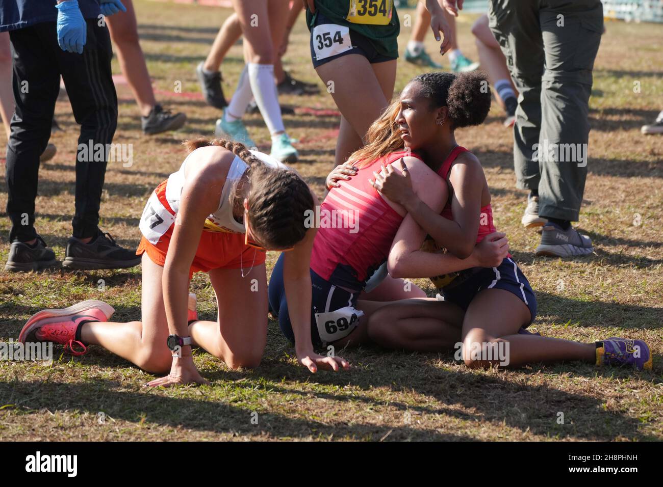 Aishling Fabian (694) et Joelle Upshur (699) de Great Oak-SS embrassent Katarina Modrzejewski (1177) de Oak Park-SS montres après la course des filles de Division I lors des Championnats de ski de fond de la CIF à Woodward Park, samedi, 27 novembre 2021, à Fresno, Etalonnage Banque D'Images