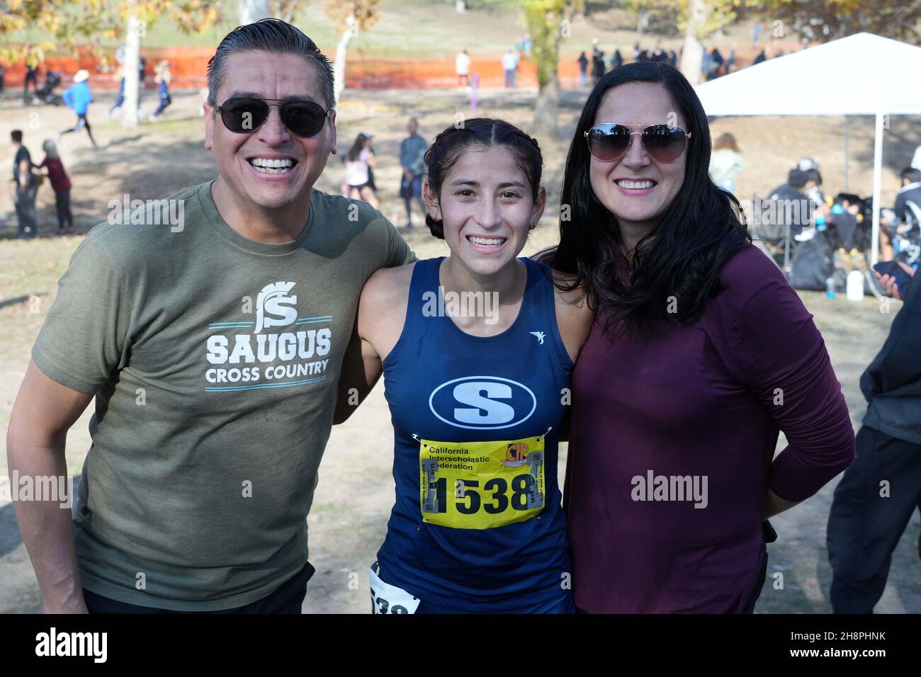 Isabella Duarte (1538) de Saugus-SS (au centre) pose avec le père Rey Duarte (à gauche) et la mère Isela Quiroz-Duarte (à droite) lors des Championnats de Cross Country de la CIF à Woodward Park, samedi 27 novembre 2021, à Fresno, Etalonnage Banque D'Images