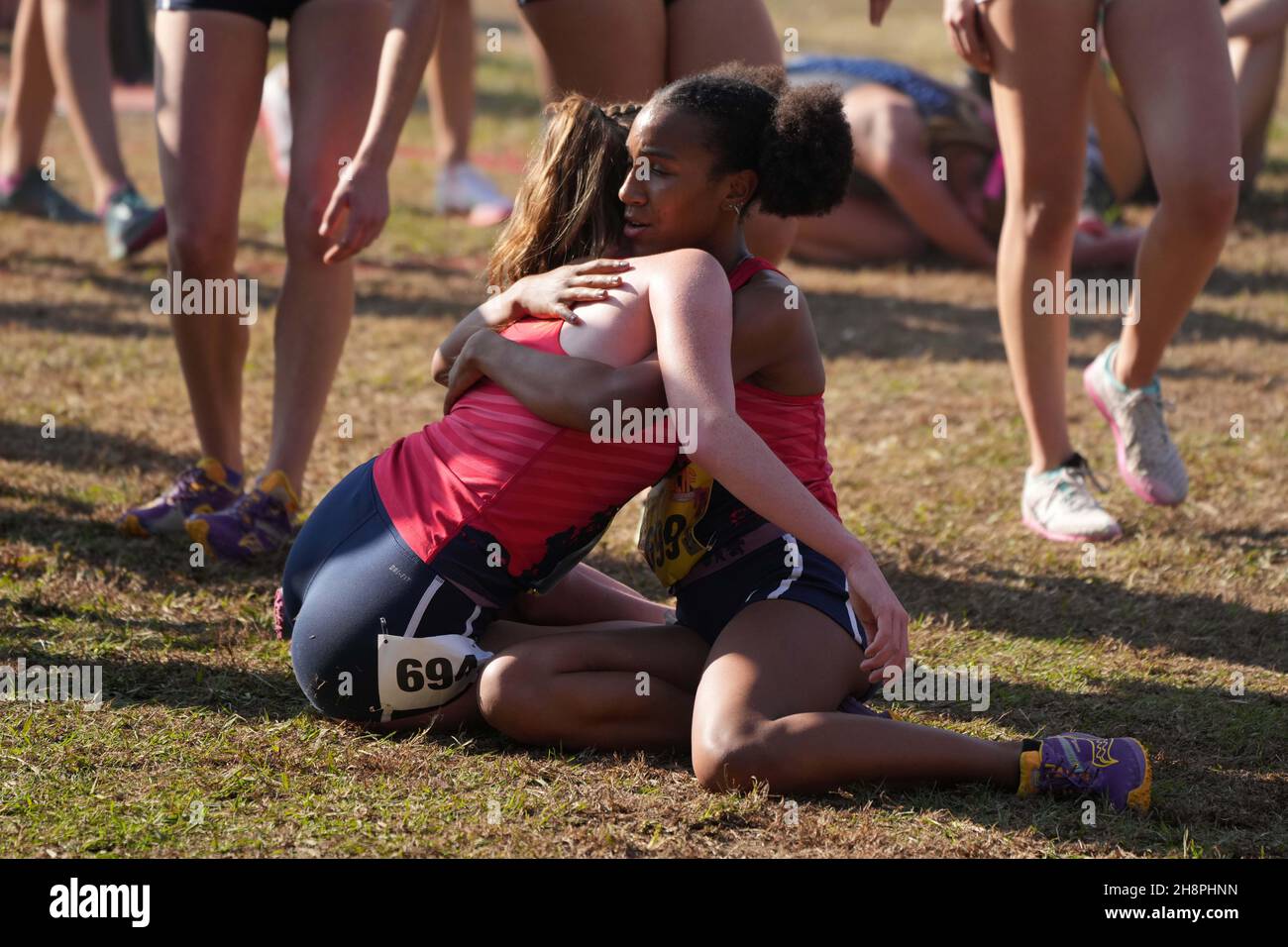 Aishling Fabian (694) et Joelle Upshur (699) de Great Oak-SS Embrace après la course féminine de Division I lors des Championnats de Cross Country de la CIF à Woodward Park, le samedi 27 novembre 2021, à Fresno, Etalonnage Banque D'Images