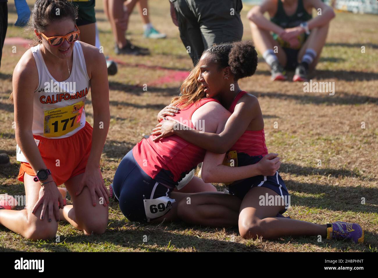 Aishling Fabian (694) et Joelle Upshur (699) de Great Oak-SS embrassent Katarina Modrzejewski (1177) de Oak Park-SS montres après la course des filles de Division I lors des Championnats de ski de fond de la CIF à Woodward Park, samedi, 27 novembre 2021, à Fresno, Etalonnage Banque D'Images