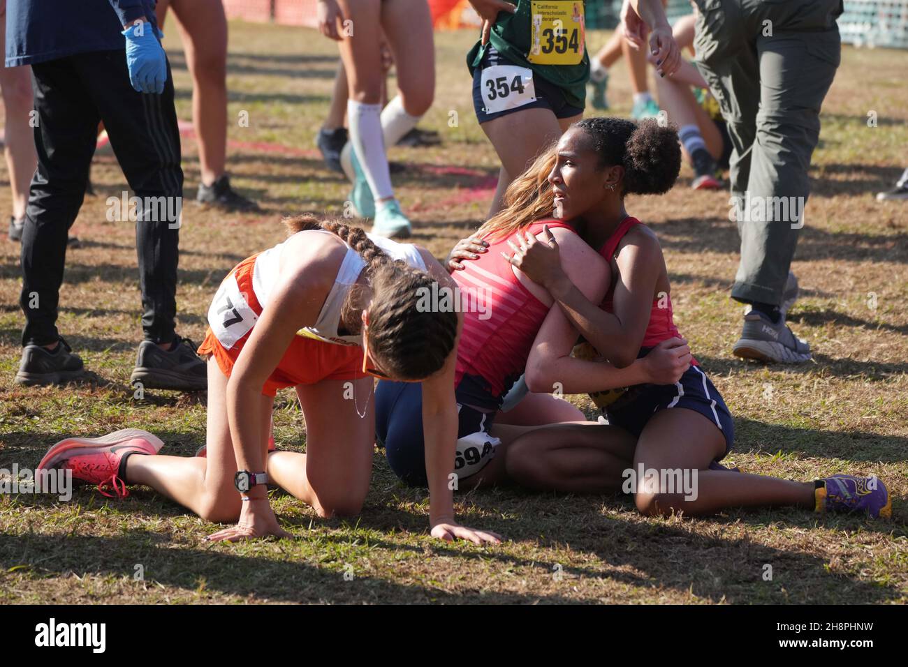 Aishling Fabian (694) et Joelle Upshur (699) de Great Oak-SS embrassent Katarina Modrzejewski (1177) de Oak Park-SS montres après la course des filles de Division I lors des Championnats de ski de fond de la CIF à Woodward Park, samedi, 27 novembre 2021, à Fresno, Etalonnage Banque D'Images