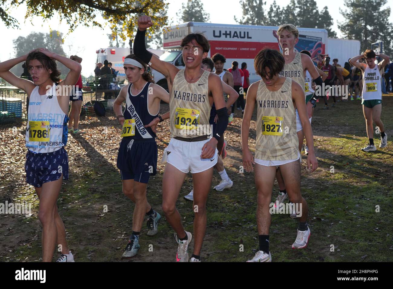Gael McClain Martinez (1786) de University City-SDS et Matthew Frey (1924) et Yudai Shimizu (1927) de West Torrance-SS réagissent à la fin de la course garçons Division 3 lors des Championnats d’État de cross-country CIF à Woodward Park, samedi 27 novembre 2021, à Fresno, Etalonnage Banque D'Images
