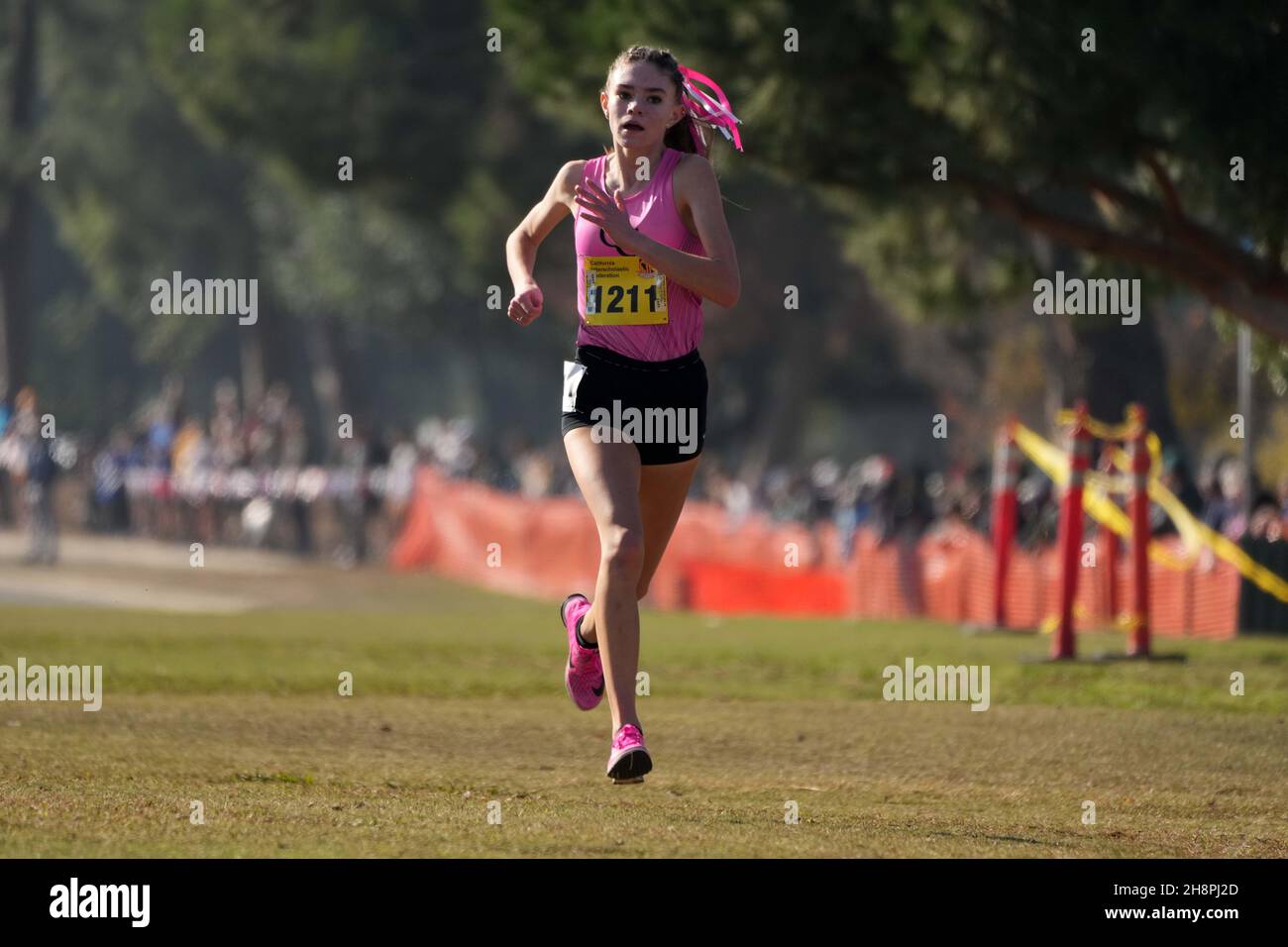 Payton Godsey (1211) d'Oaks Christian-SS se classe cinquième en 17:35,3 dans la course de division 4 filles lors des Championnats d'État de cross-country CIF à Woodward Park, samedi 27 novembre 2021, à Fresno, Etalonnage Banque D'Images