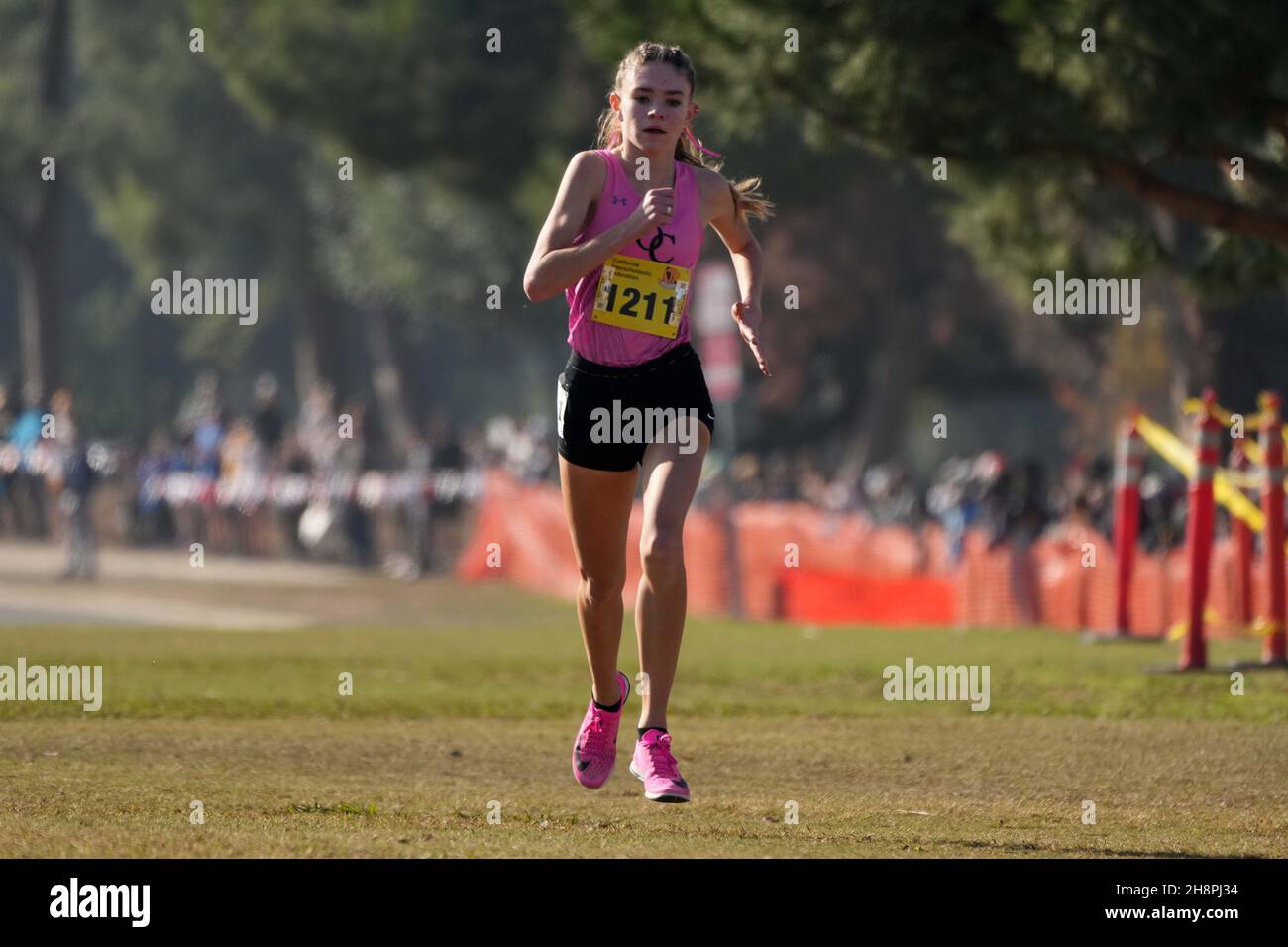 Payton Godsey (1211) d'Oaks Christian-SS se classe cinquième en 17:35,3 dans la course de division 4 filles lors des Championnats d'État de cross-country CIF à Woodward Park, samedi 27 novembre 2021, à Fresno, Etalonnage Banque D'Images