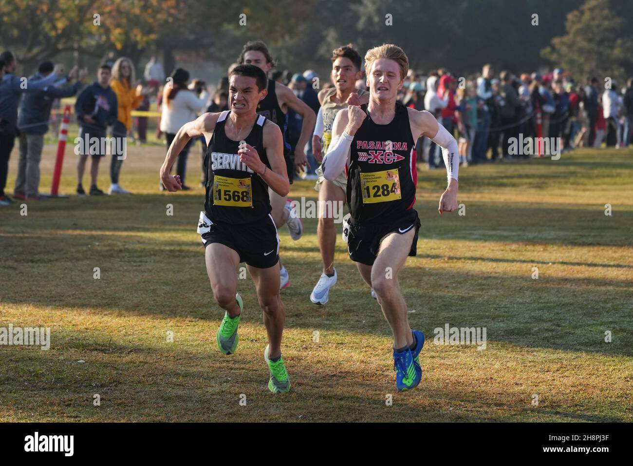 Isaiah Givens (1284) de Pasadena-SS et Jared Steins (1568) de servite-SS se classent troisième et quatrième dans la course masculine de Division 3 en 15:15,3 et 15:15,5 lors des Championnats de Cross Country de la CIF à Woodward Park, samedi 27 novembre 2021, à Fresno, Etalonnage Banque D'Images