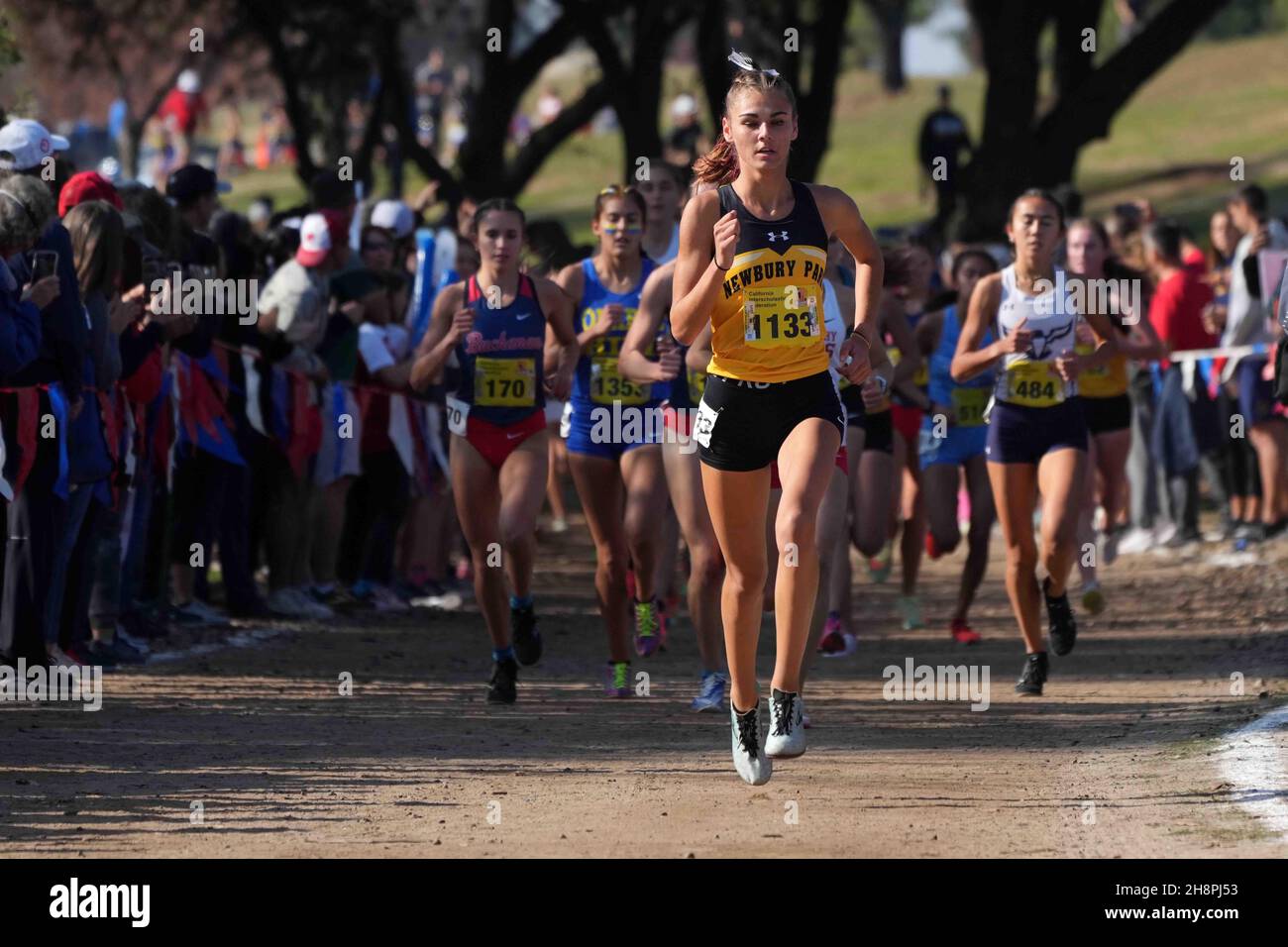 Sam McDonnell (1133 ans) de Newbury Park-SS mène la course féminine de Division I lors des Championnats de Cross Country de la CIF à Woodward Park, le samedi 27 novembre 2021, à Fresno, Etalonnage Banque D'Images