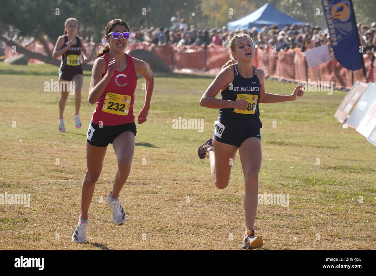 Samira Kennedy (232) de Castilleja-CCS et Leisel Blau (1686) de celles de Margarets-SS se classent deuxième et troisième dans la course fille Divsion 5 en 18:30,2 et 18:30,4 lors des Championnats d'État de cross-country CIF à Woodward Park, samedi 27 novembre 2021, à Fresno, Etalonnage Banque D'Images