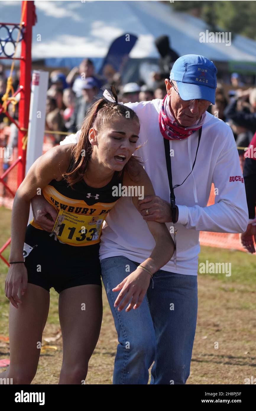 Sam McDonnell (1133 ans) de Newbury Park-SS est assisté à la ligne d'arrivée de la course féminine de Division I lors des Championnats de cross-country de la CIF à Woodward Park, le samedi 27 novembre 2021, à Fresno, Etalonnage Banque D'Images