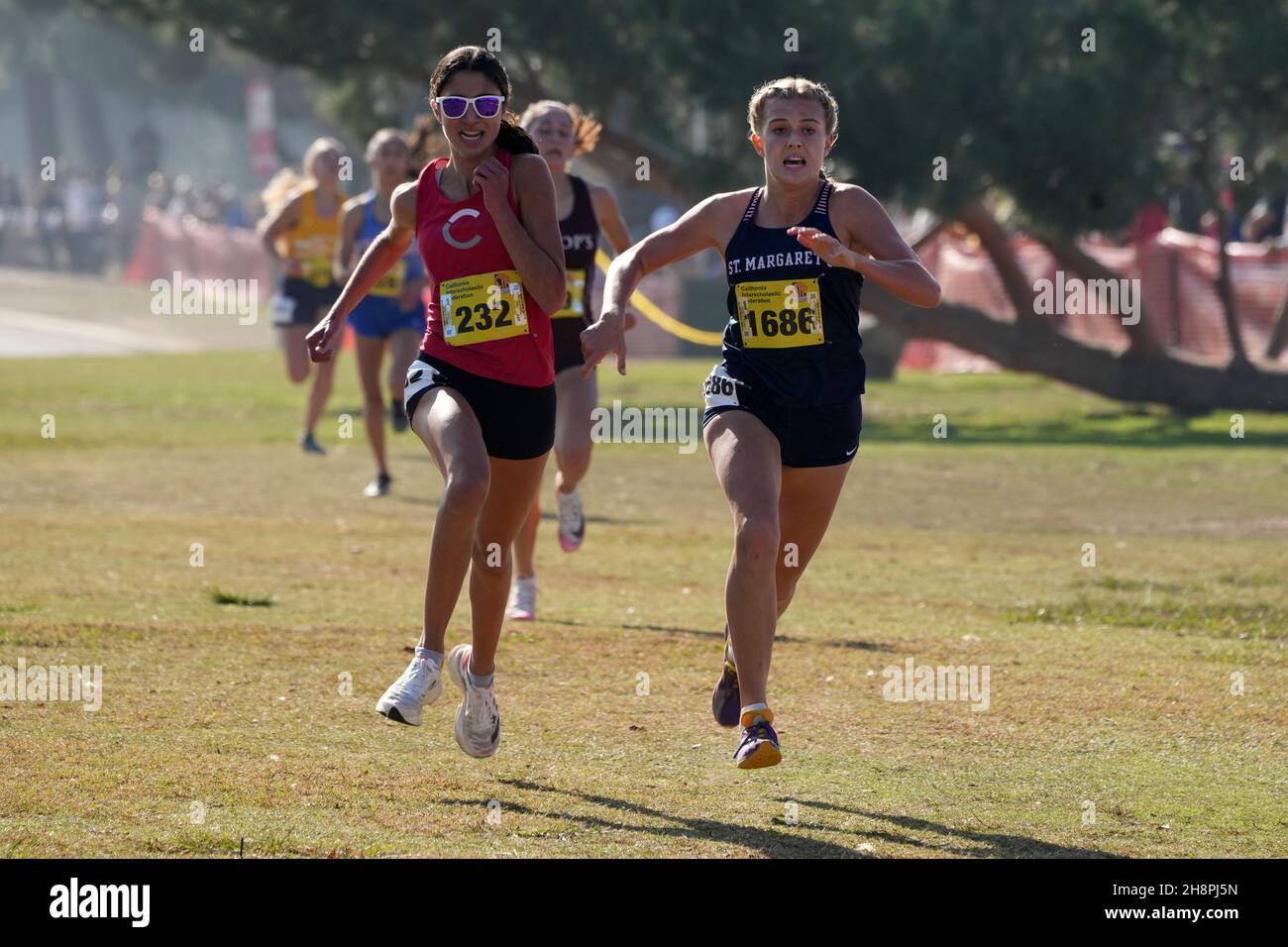 Samira Kennedy (232) de Castilleja-CCS et Leisel Blau (1686) de celles de Margarets-SS se classent deuxième et troisième dans la course fille Divsion 5 en 18:30,2 et 18:30,4 lors des Championnats d'État de cross-country CIF à Woodward Park, samedi 27 novembre 2021, à Fresno, Etalonnage Banque D'Images