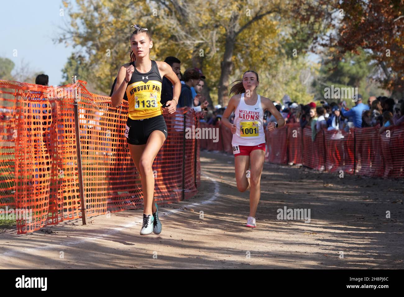 Sam McDonnell (1133 ans) de Newbury Park-SS mène la course féminine de Division I lors des Championnats de Cross Country de la CIF à Woodward Park, le samedi 27 novembre 2021, à Fresno, Etalonnage Banque D'Images