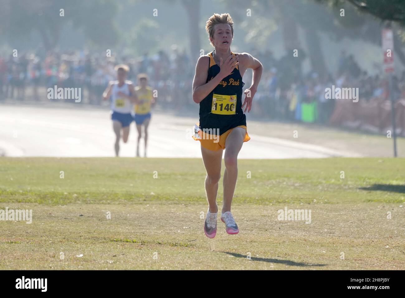 Aaron Sahlman (1140) de Newbury Park-SS se classe quatrième dans la course garçons Division I en 14:55,6 lors des Championnats de Cross Country de la CIF à Woodward Park, samedi 27 novembre 2021, à Fresno, Etalonnage Banque D'Images