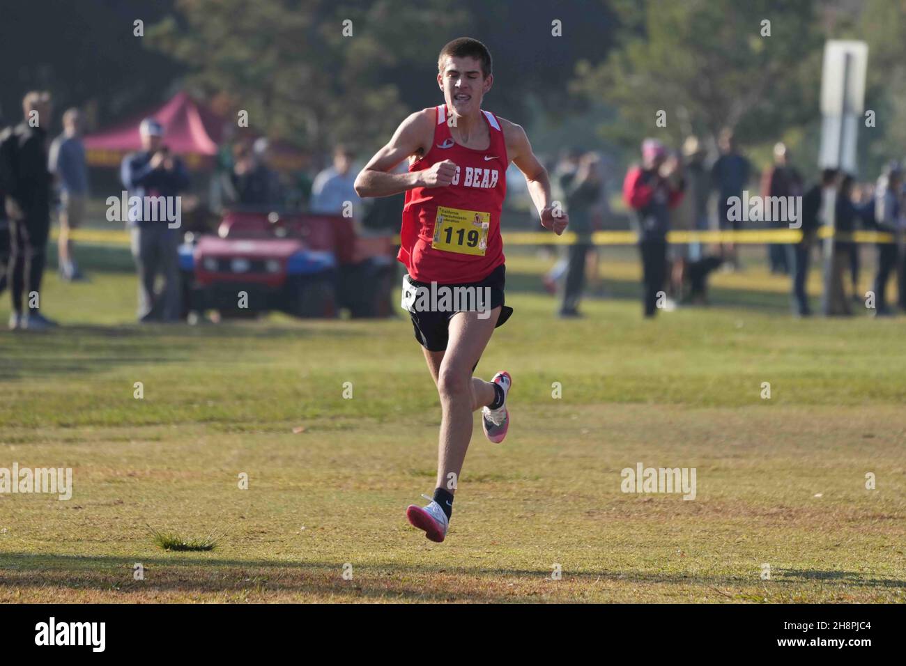 Max Sannes (119) de Big Bear-SS remporte la course de Division 4 garçons en 15:00,5 lors des Championnats de Cross Country CIF à Woodward Park, samedi 27 novembre 2021, à Fresno, Etalonnage Banque D'Images