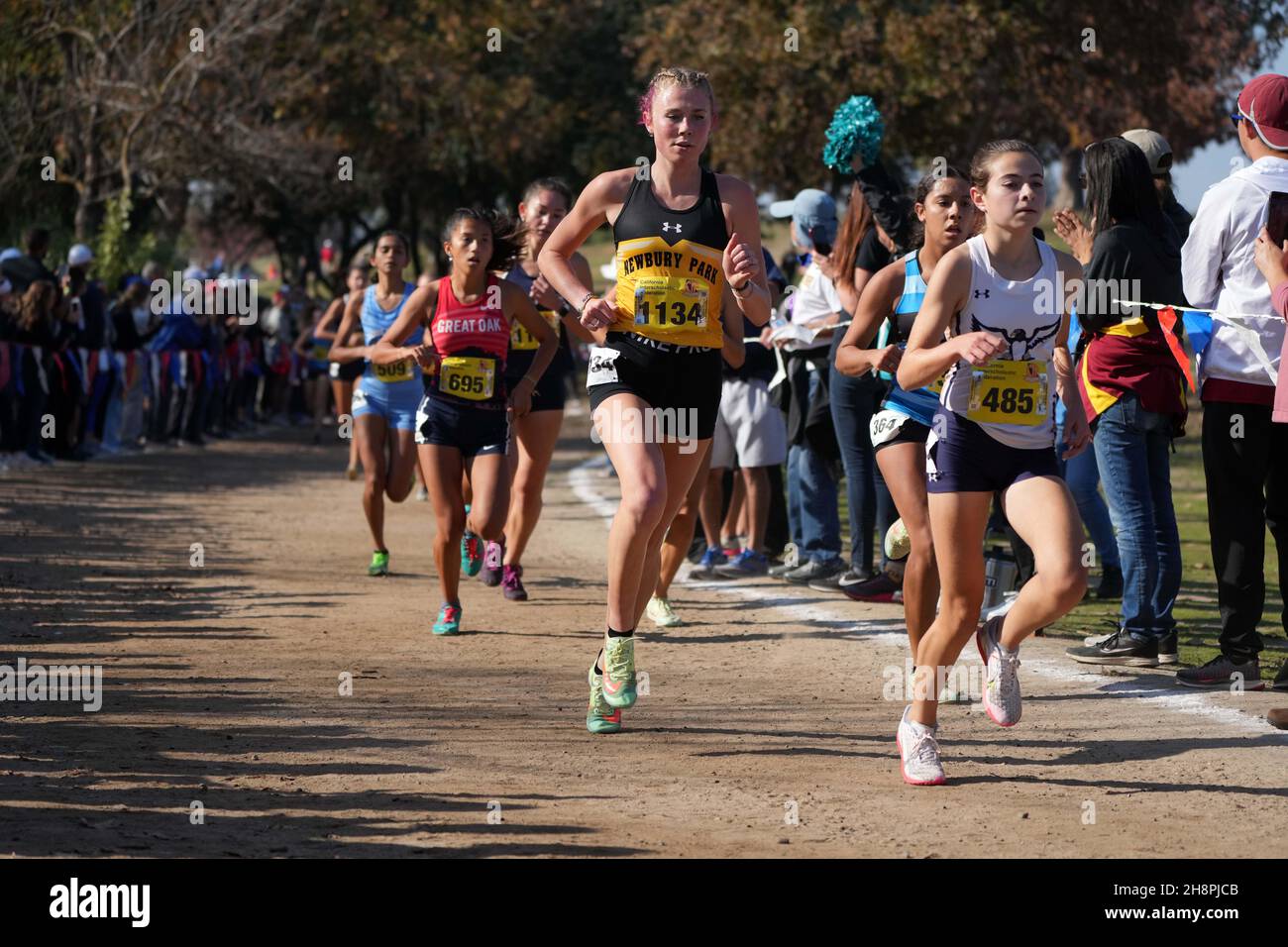 Morgan Nygren (1134) de Newbury Park-SS et Emily Russo (485) de Del Norte-SDS courent dans la course féminine de Division 1 lors des Championnats de Cross Country de la CIF à Woodward Park, samedi 27 novembre 2021, à Fresno, Etalonnage Banque D'Images
