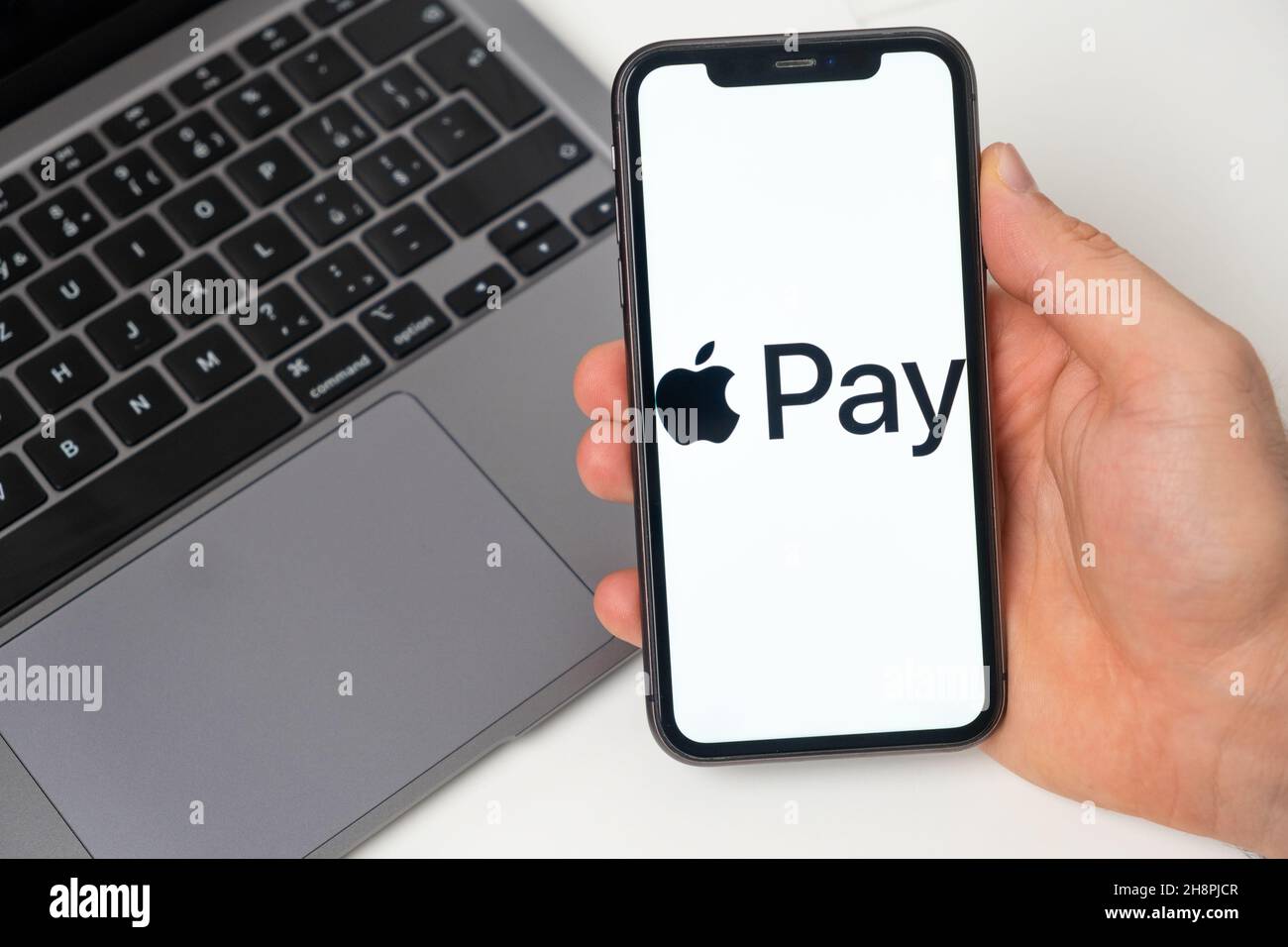 Le système de paiement des paiements Apple Pay permet d'effectuer des transferts d'argent.Achats en ligne avec un smartphone et un ordinateur portable.Un moyen rapide, sécurisé et social de payer et de recevoir de l'argent.Arrière-plan blanc.Novembre 2021, San Francisco, États-Unis Banque D'Images