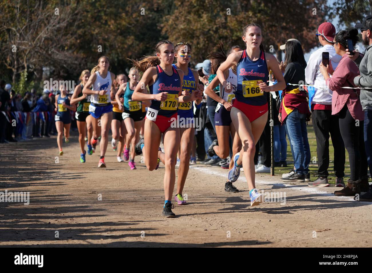 Sydney Sundgren (170) de Buchanan-CS, Brianne Smith (1353) de Quartz Hill-SS et Grace Hutchison (166) de Buchanan-CS courent dans la course féminine de Division I lors des Championnats d'État de cross-country CIF à Woodward Park, samedi 27 novembre 2021, à Fresno, Etalonnage Banque D'Images