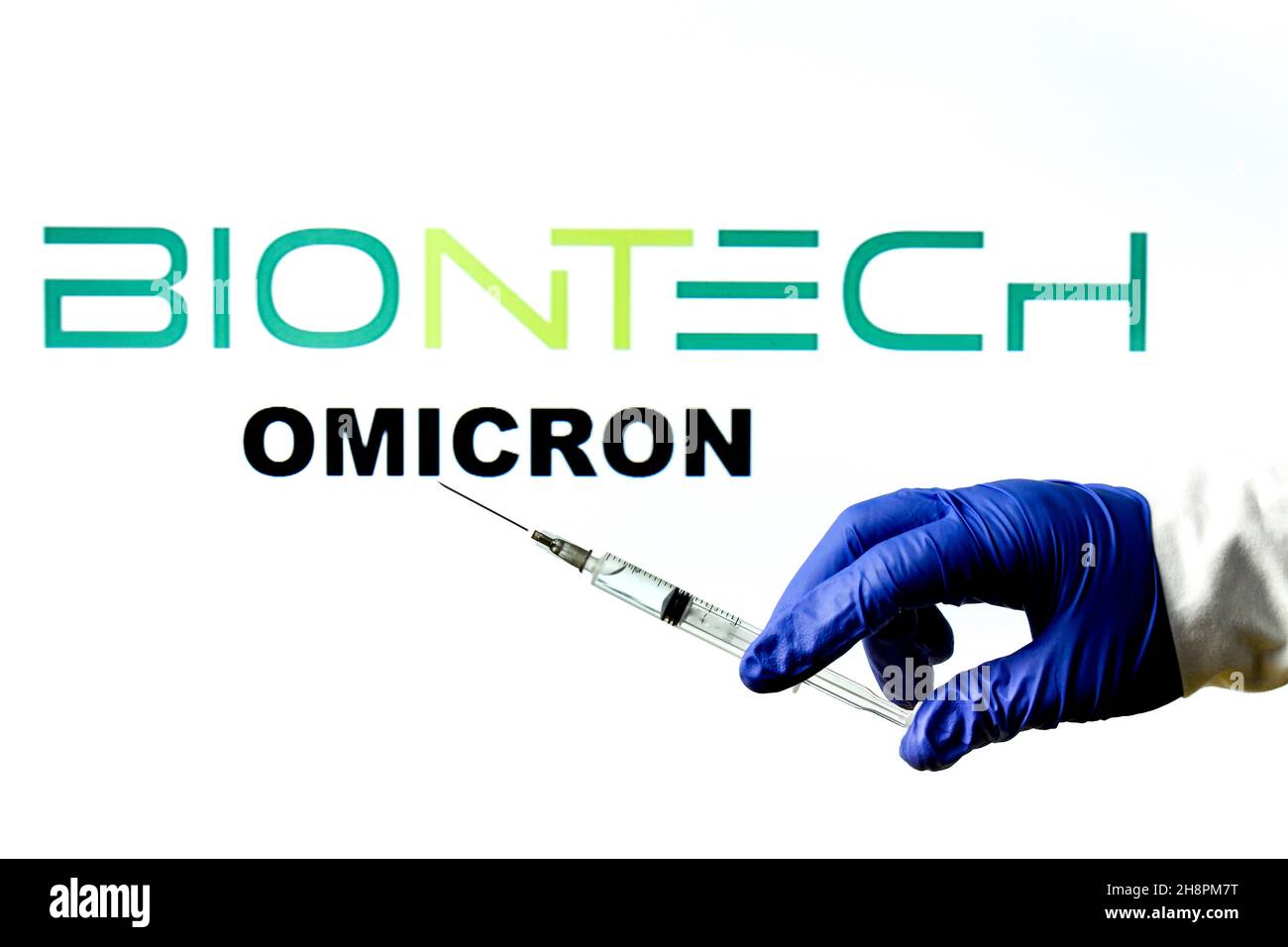 Madrid, Espagne - 29 novembre 2021 : seringue à main avec vaccin Covid-19 et logo Biontech et nouveau mot variant Omicron écrit sur fond blanc Banque D'Images Madrid, Espagne - 29 novembre 2021 : seringue à main avec vaccin Covid-19 et logo Biontech et nouveau mot variant Omicron écrit sur fond blanc Banque D'Images