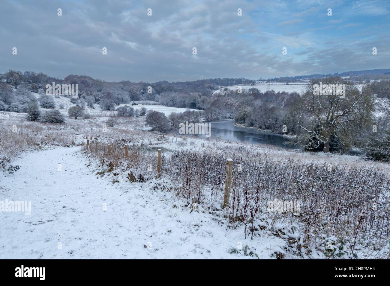 Une belle scène d'hiver dans le Yorkshire à Tong Park, Baildon, West Yorkshire, Angleterre. Banque D'Images