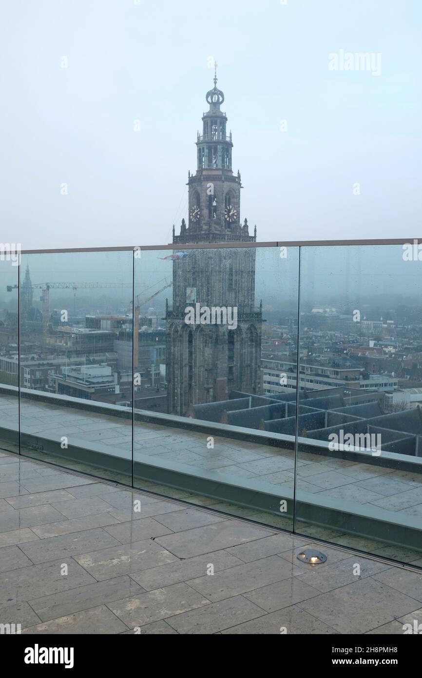 Le Martinitoren vu depuis le toit du Forum.Groningen, pays-Bas. Banque D'Images