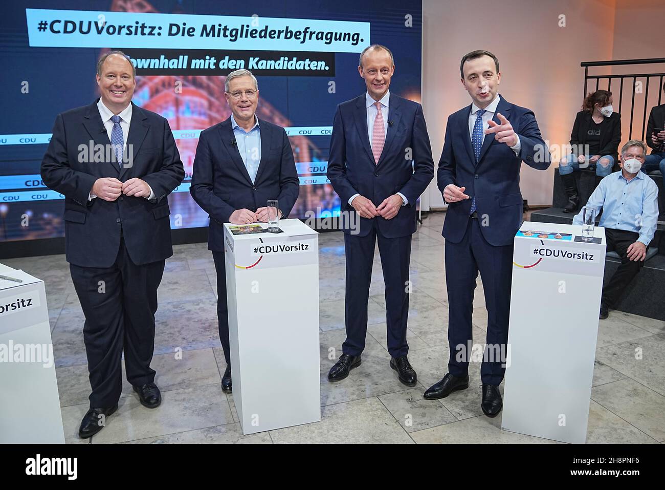 Berlin, Allemagne.1er décembre 2021.Friedrich Merz (2e de r-l), Norbert Röttgen et Helge Braun, les trois candidats à la présidence de la CDU, affrontent le public avec le Secrétaire général de la CDU, Paul Ziemiak (r), après un événement de Townhall à la Konrad Adenauer Haus.Credit: Michael Kappeller/dpa/Alay Live News Banque D'Images